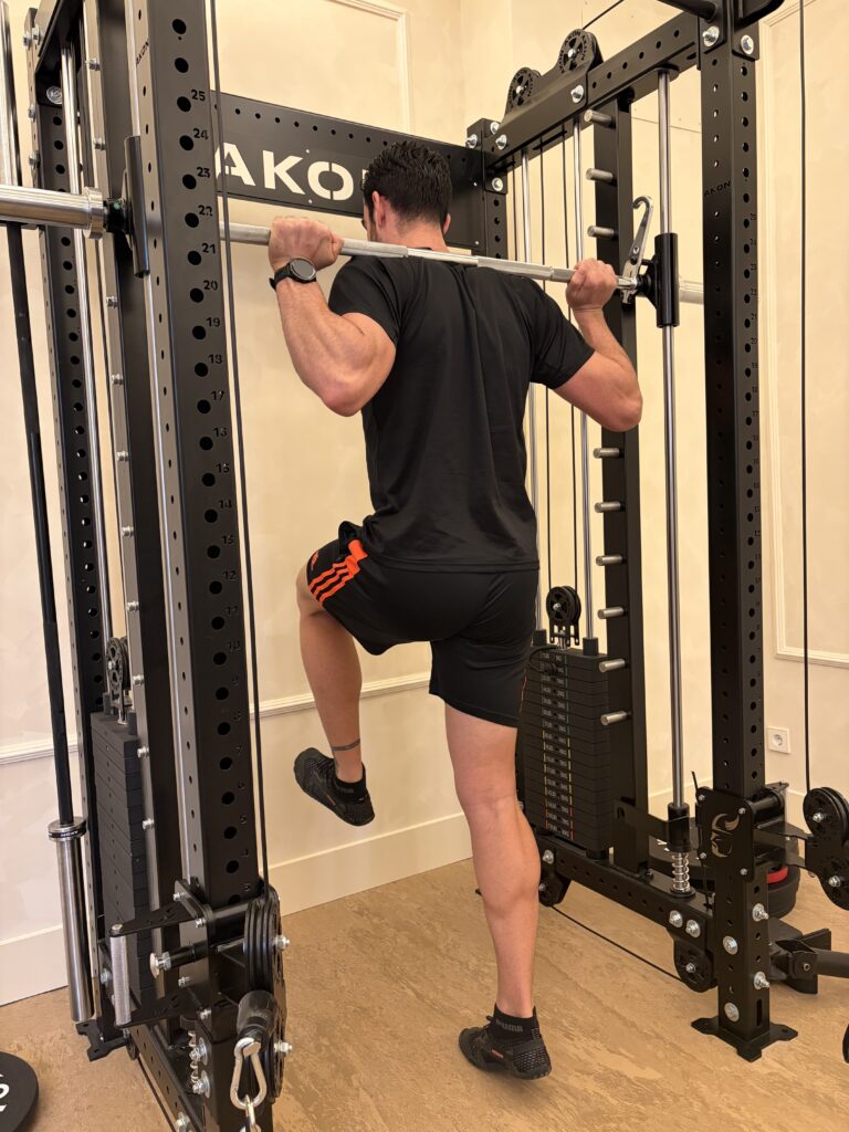 Entrenador personal mostrando un ejercicio de rehabilitación de lesiones